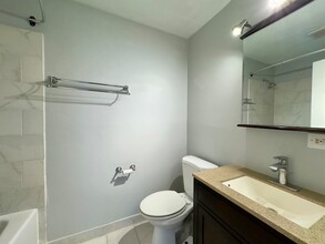 6947 S Jeffery Blvd, Unit 1A in Chicago, IL - Building Photo - Building Photo