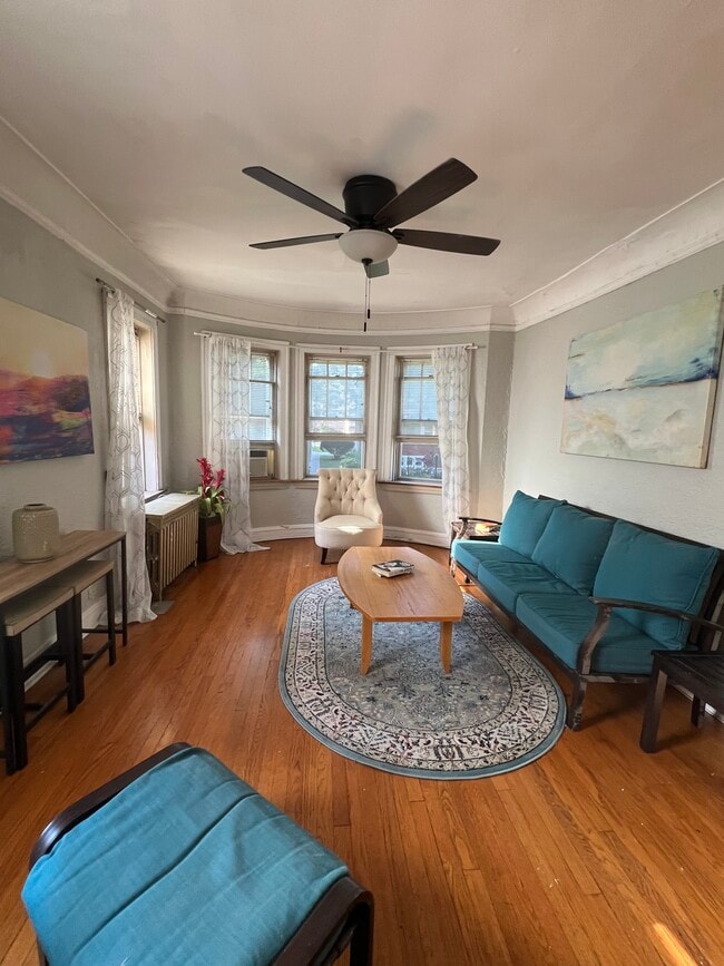 2421 Lunt W Ave, Unit FirstFloor in Chicago, IL - Foto de edificio - Building Photo
