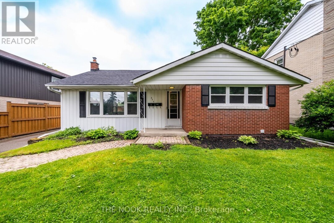 866 Regent Dr in Oshawa, ON - Building Photo