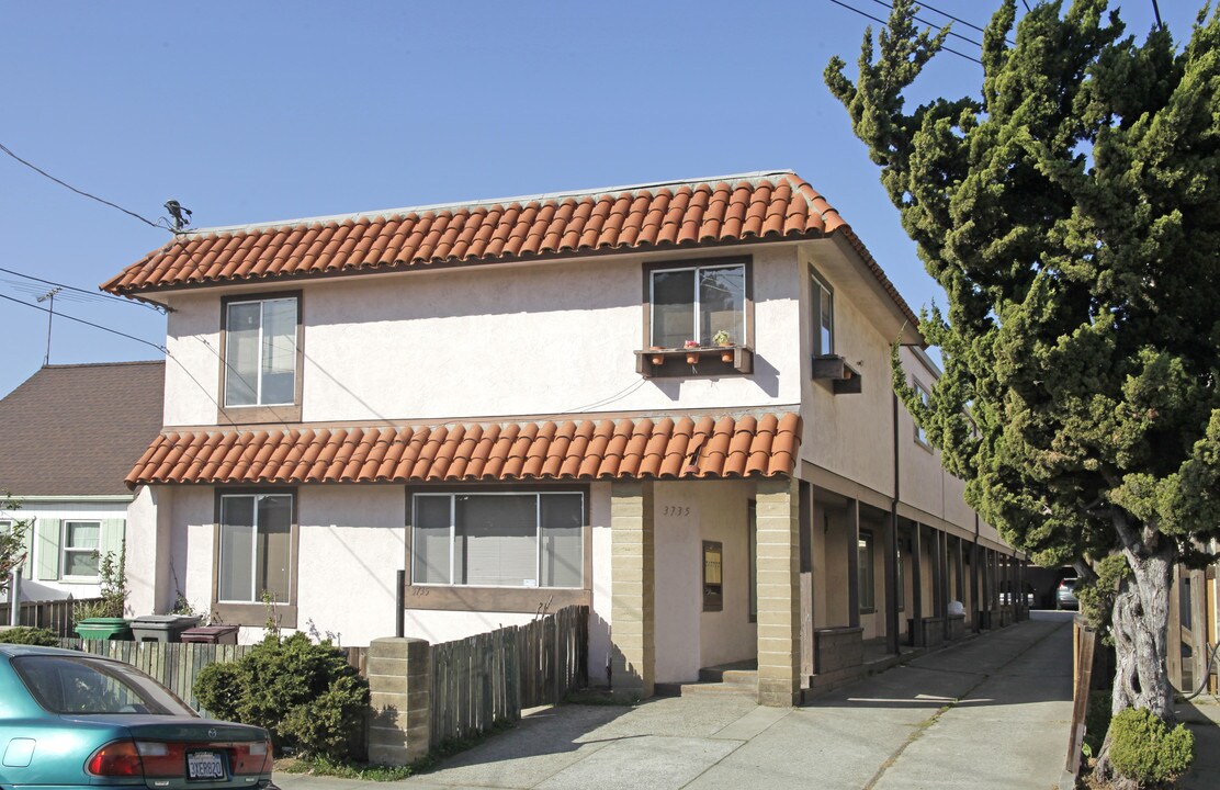 3735 39th Ave in Oakland, CA - Foto de edificio