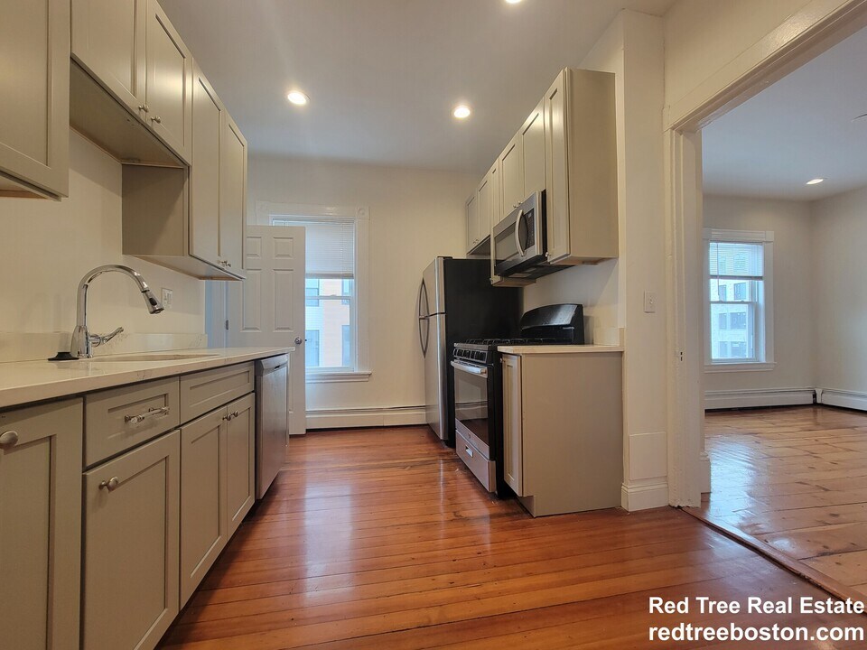 319 Dorchester St in Boston, MA - Foto de edificio
