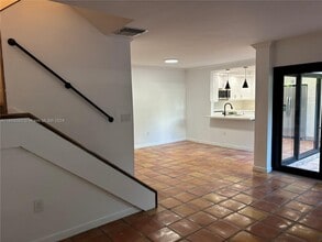 4708 SW 67th Ave, Unit L2 in Miami, FL - Foto de edificio - Building Photo