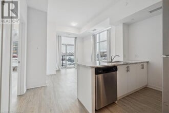 450 Dundas St E in Waterdown, ON - Building Photo - Building Photo