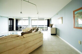 2480 Presidential Way in West Palm Beach, FL - Building Photo - Building Photo