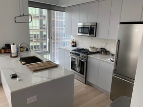 2310 42nd Rd, Unit 18F in Long Island City, NY - Foto de edificio - Building Photo