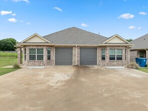 525 E Spring Valley Rd in Hewitt, TX - Building Photo - Building Photo