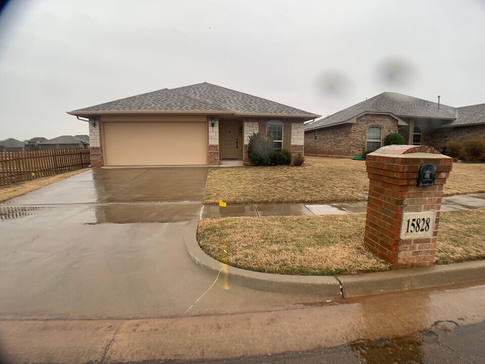 15828 Sonador Dr in Edmond, OK - Building Photo