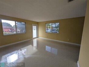 1571 NE 109th St in Miami, FL - Building Photo - Building Photo