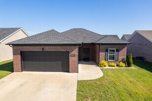 2321 Trenton Ln in Bowling Green, KY - Building Photo