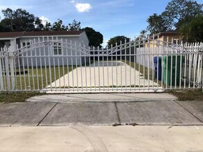 15620 NW 27th Pl in Miami Gardens, FL - Building Photo - Building Photo