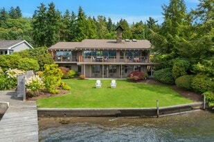 4723 Lakehurst Ln SE in Bellevue, WA - Building Photo