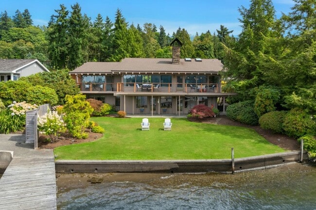 property at 4723 Lakehurst Ln SE