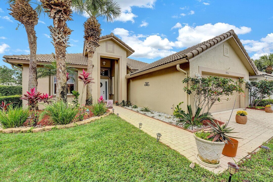 9056 Bay Harbour Cir in West Palm Beach, FL - Building Photo
