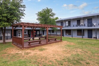 Ashwood Court in Lubbock, TX - Foto de edificio - Building Photo