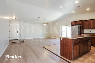 2722 E Cactus Rd in Phoenix, AZ - Foto de edificio - Building Photo