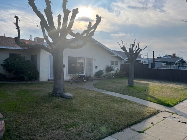 344 W Franklin Way in Dinuba, CA - Building Photo - Building Photo