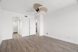1328 Pelican Creek Xing, Unit D in St. Petersburg, FL - Building Photo - Building Photo