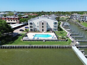 205 Yacht Club Ln in El Lago, TX - Building Photo - Building Photo