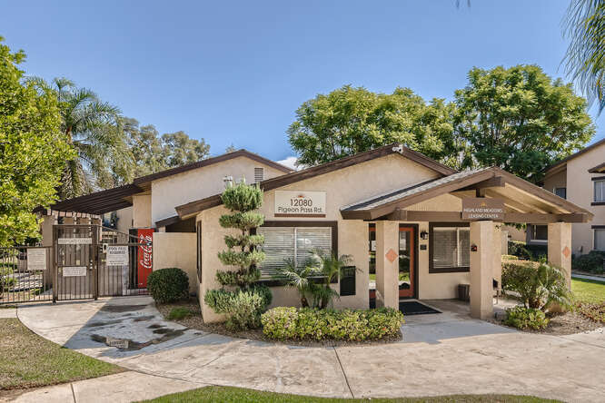 Highland Meadows in Moreno Valley, CA - Foto de edificio