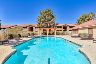 Sky Court Harbors at The Lakes in Las Vegas, NV - Foto de edificio - Building Photo