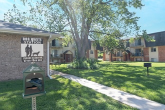 Rosewood Village in Springfield, MO - Foto de edificio - Building Photo