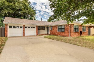 2605 Abbey Rd in The Village, OK - Building Photo