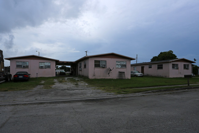 170 NW 6th Ave in South Bay, FL - Foto de edificio - Building Photo