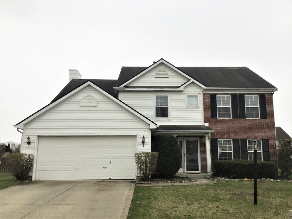 13611 Stone Haven Dr in Carmel, IN - Building Photo