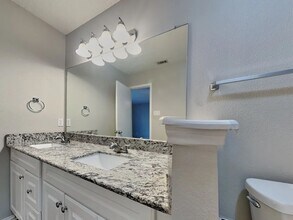 605 Red Coat Ln in Arlington, TX - Foto de edificio - Building Photo