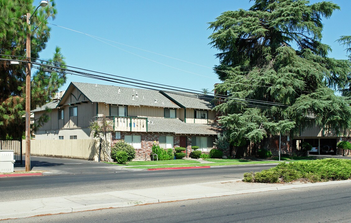 Swiss Colony Apartments in Fresno, CA - Building Photo