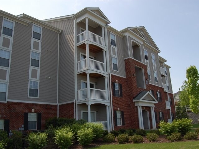 122 Yellowstone Dr, Unit 205 in Charlottesville, VA - Foto de edificio