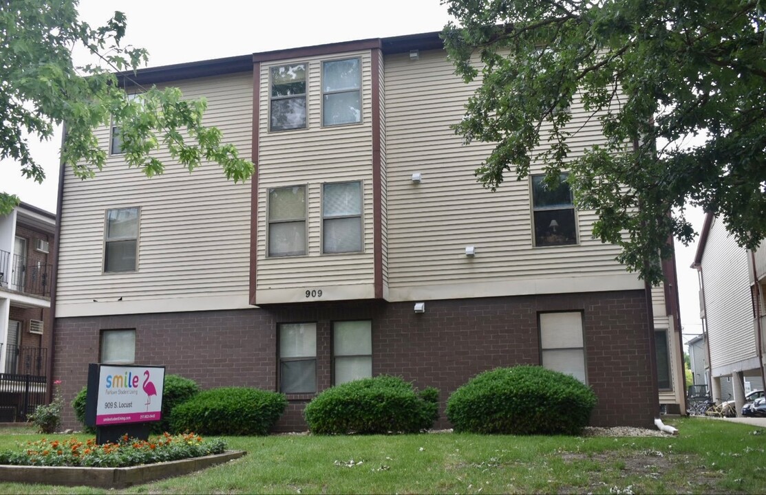 903 S Locust in Champaign, IL - Foto de edificio