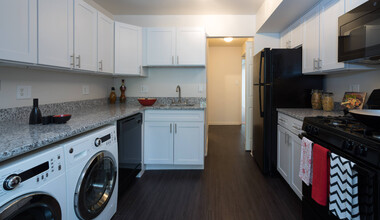 Fairway Apartments in Reston, VA - Foto de edificio - Building Photo