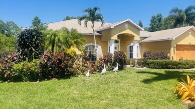 5475 NW North Crisona Cir in Port St. Lucie, FL - Foto de edificio - Building Photo