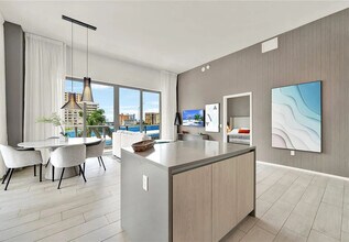 4010 S Ocean Dr in Hollywood, FL - Building Photo - Building Photo