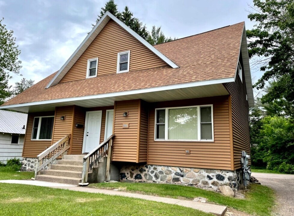 221 Maple St in Rhinelander, WI - Building Photo