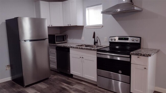 2512 Oakcliff St photo'