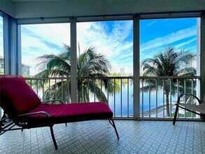 3030 Marcos Dr, Unit T302 in Aventura, FL - Building Photo - Building Photo