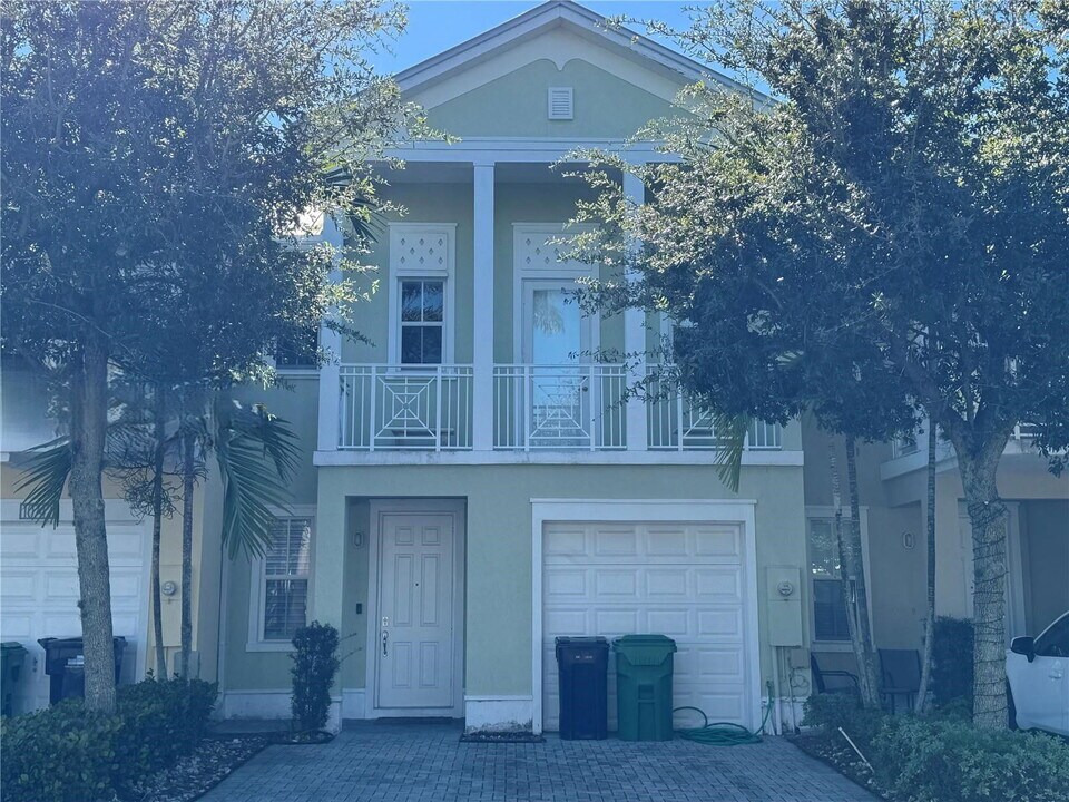 10748 NW 74th Terrace in Doral, FL - Building Photo