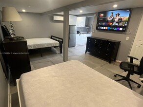 2242 Polk St in Hollywood, FL - Building Photo - Building Photo