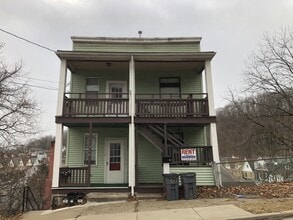 516 Center Ave, Unit 2 in Pitcairn, PA - Foto de edificio - Building Photo