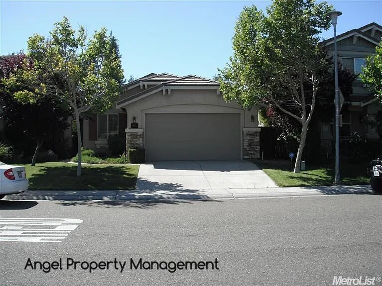 10101 E Taron Dr in Elk Grove, CA - Building Photo