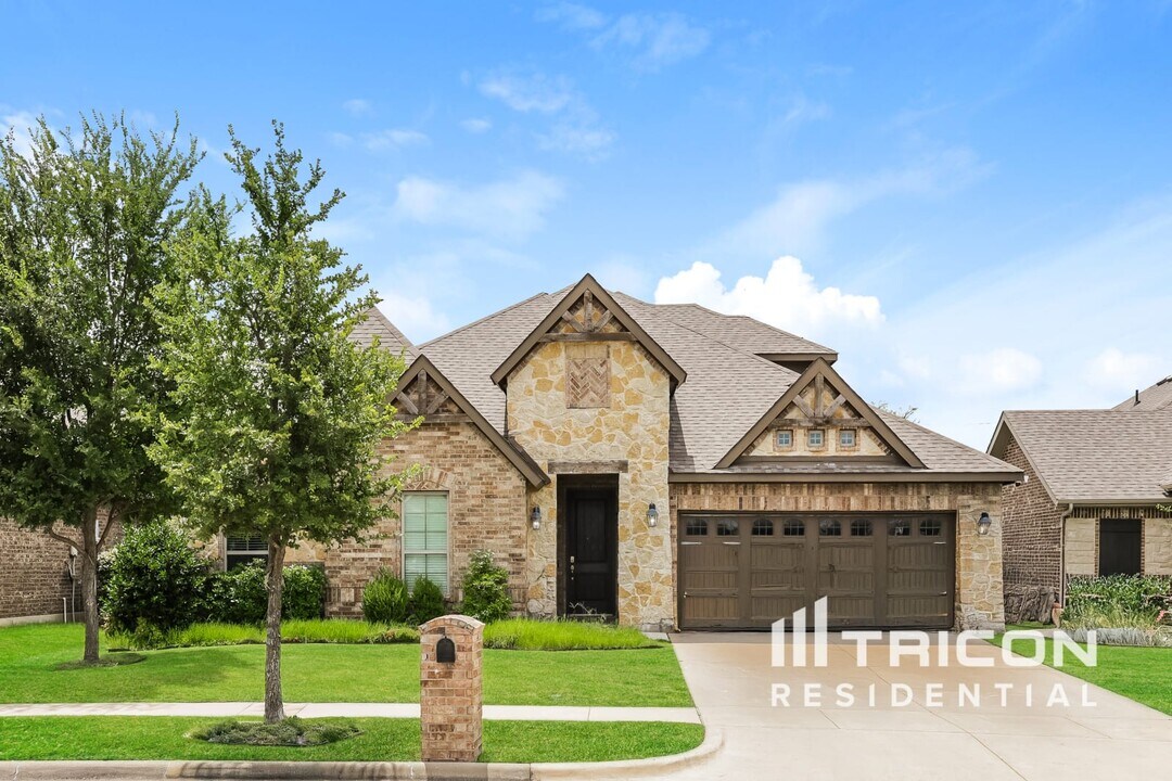 334 S Hill Dr in Waxahachie, TX - Building Photo