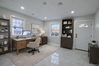 32 Berkshire Rd in Great Neck, NY - Building Photo - Building Photo