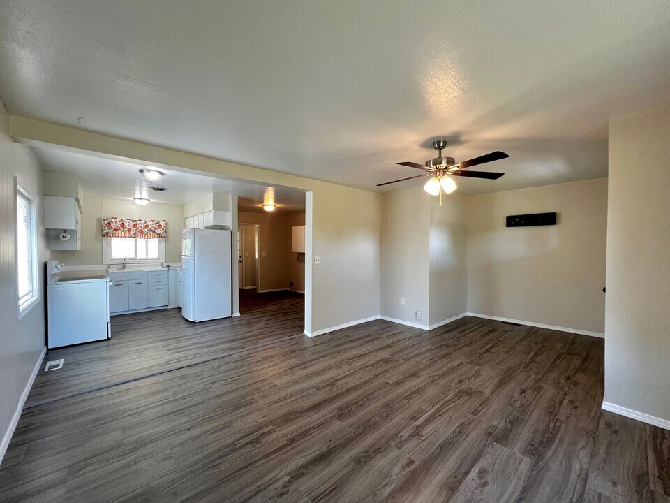 8 N 8th St in Selah, WA - Building Photo