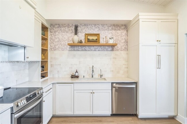 property at 3207 S Lakeview Cir