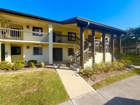 175 Cypress Way E in Naples, FL - Building Photo