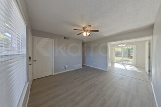 1704 E Lovers Ln in Arlington, TX - Building Photo - Building Photo