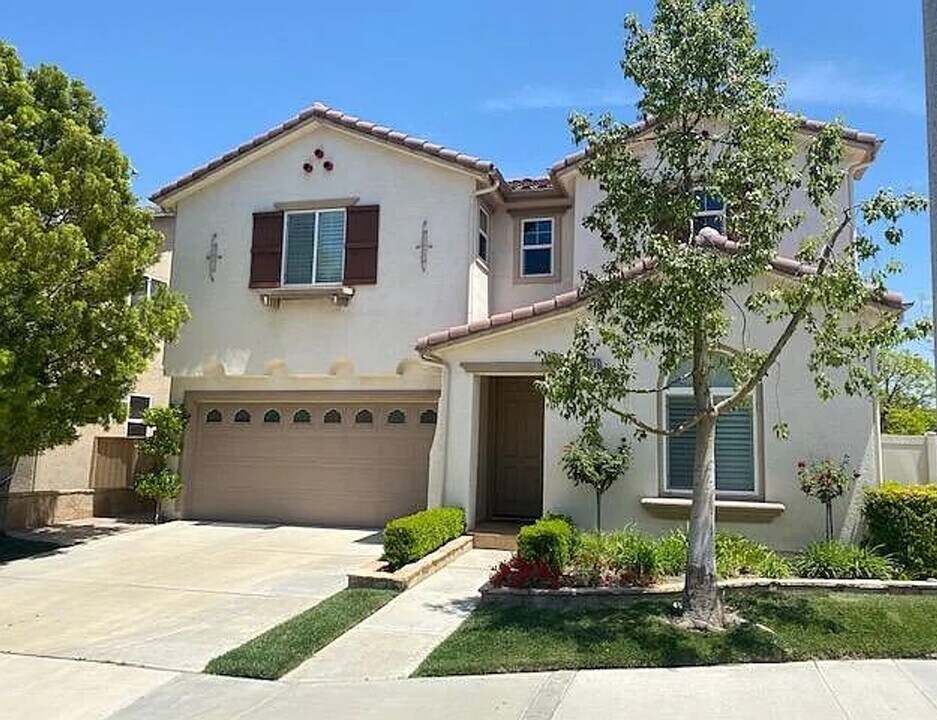 17686 Medley Ridge Dr in Santa Clarita, CA - Building Photo