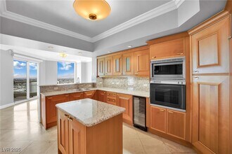 2777 Paradise Rd in Las Vegas, NV - Building Photo - Building Photo